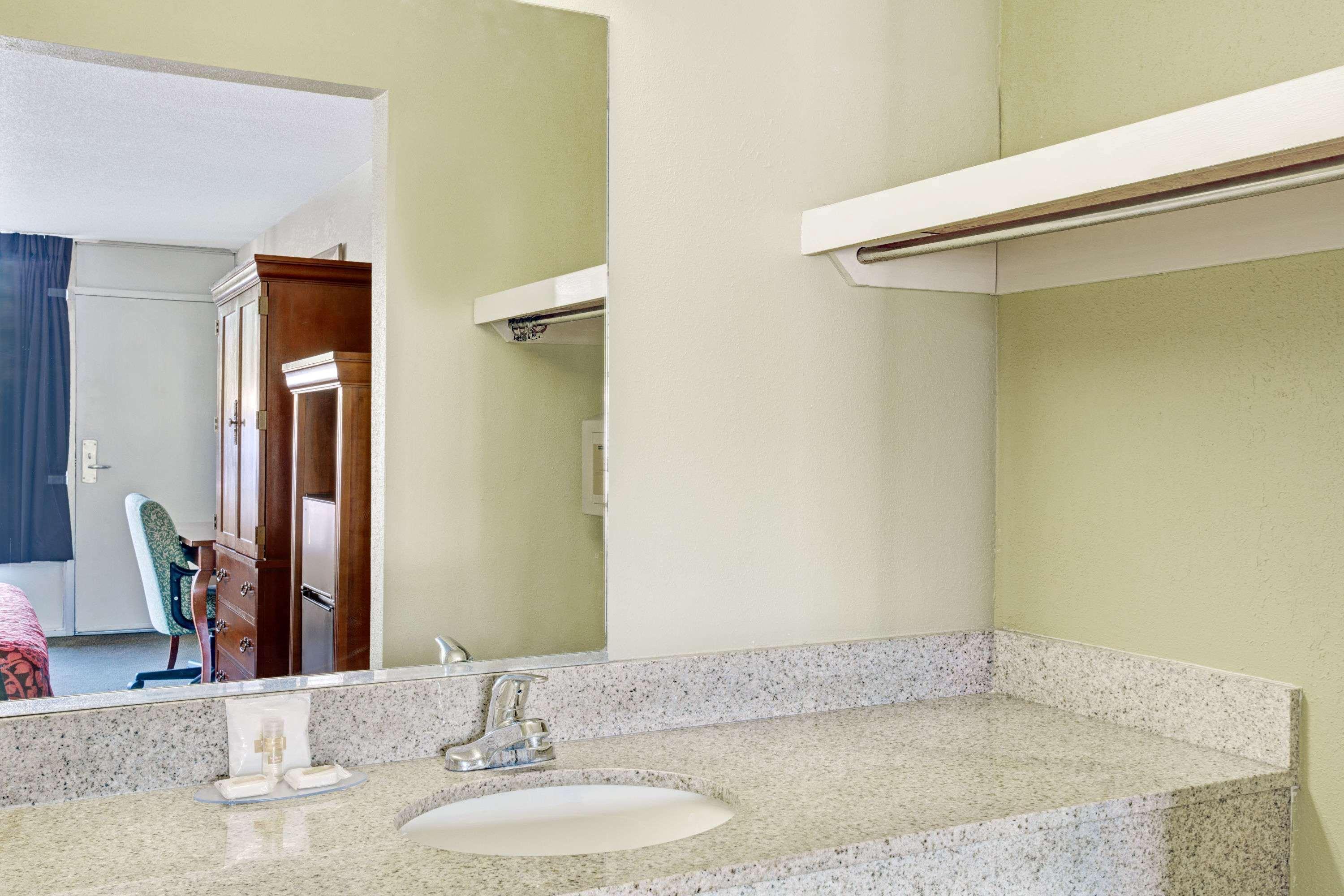 Days Inn By Wyndham Hampton Near Coliseum Convention Center Luaran gambar